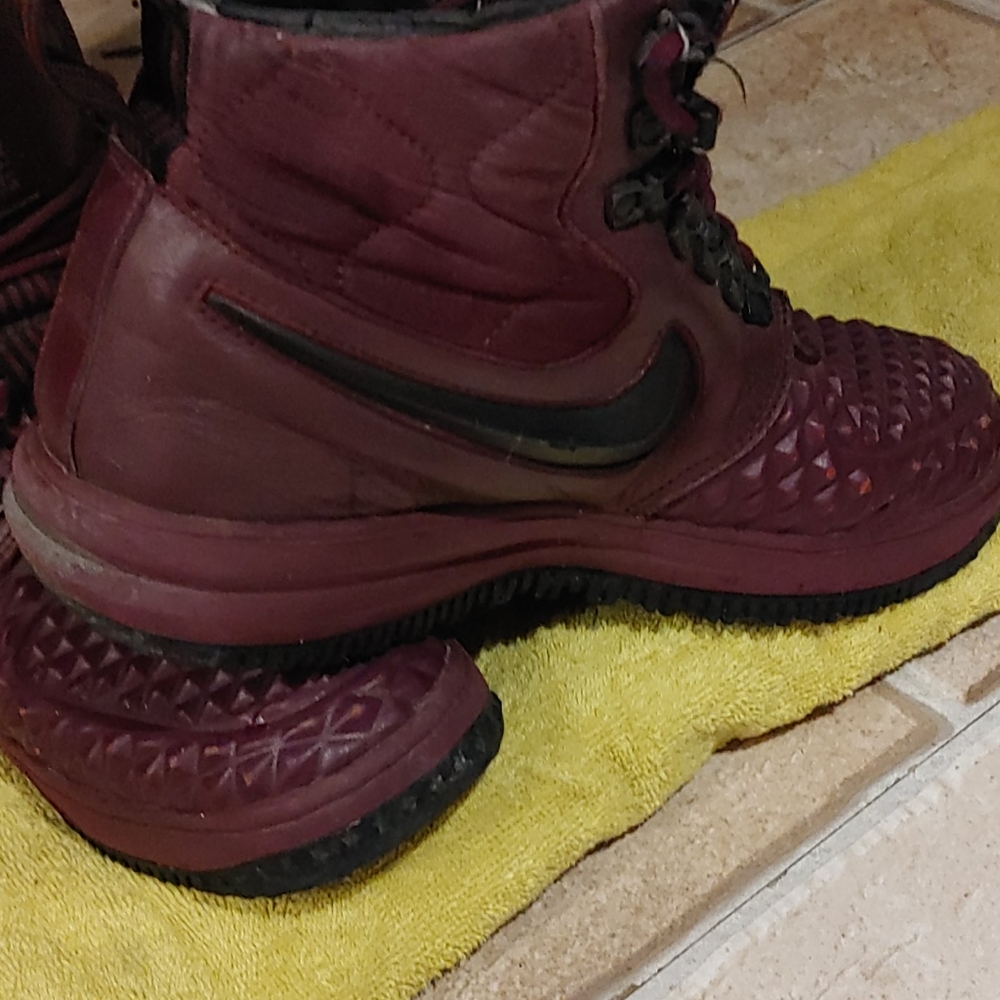 Nike - Picture 3 of 5